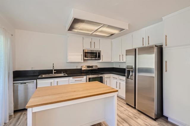 Detail Gallery Image 11 of 28 For 3253 Caminito Eastbluff #28,  La Jolla,  CA 92037 - 3 Beds | 2/1 Baths