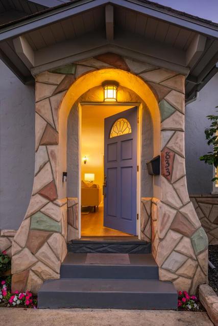 833 Linden Avenue, Burlingame CA: https://media.crmls.org/mediaz/cb302666-2df3-4c2e-b6b1-b408c27d5528.jpg