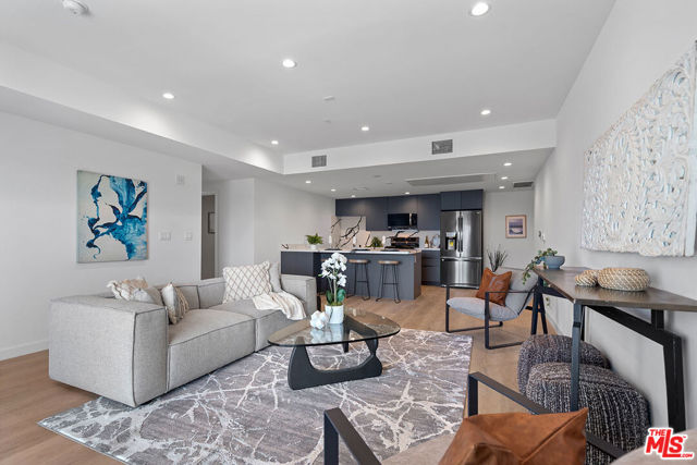 321 S Oxford Avenue, Los Angeles CA: https://media.crmls.org/mediaz/cb30278e-d8ee-4a2e-b1a3-21c75c277ab7.jpg