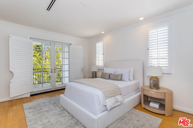 107 N Doheny Drive, Beverly Hills CA: https://media.crmls.org/mediaz/cb309ecd-671b-4918-8f31-5b2259d91c50.jpg