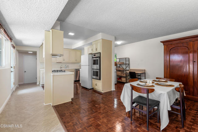 4230 Canoga Avenue, Woodland Hills CA: https://media.crmls.org/mediaz/cb31be06-3a82-42e0-9e3d-2d03b72b19fb.jpg