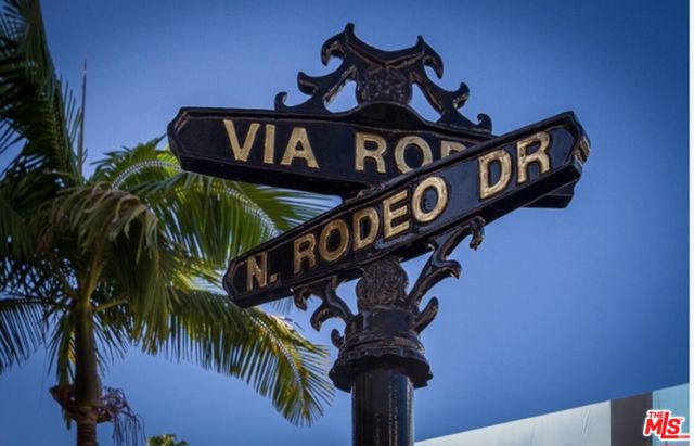 1280 S Sycamore Avenue, Los Angeles CA: https://media.crmls.org/mediaz/cb31f1cc-b4d3-4693-9d07-80793ca087ca.jpg