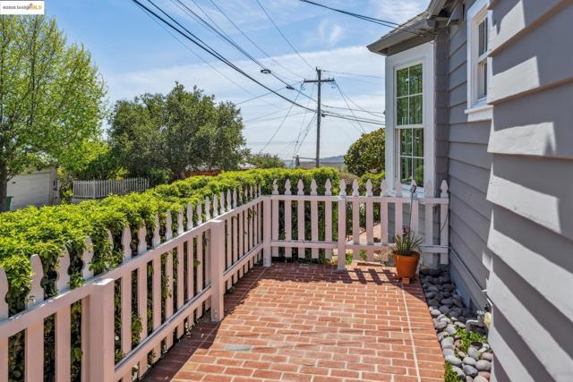267 Columbia Ave, Kensington CA: https://media.crmls.org/mediaz/cb3236db-c999-486b-90eb-25c264207a11.jpg