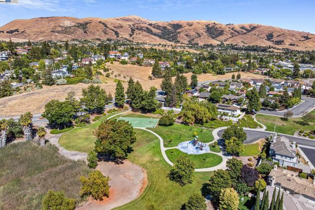2082 Boxwood Way, Fremont CA: https://media.crmls.org/mediaz/cb334ecc-b2cb-4119-b4ad-8925d036e3a4.jpg