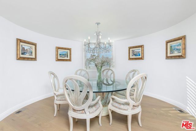 16894 Encino Hills Drive, Encino CA: https://media.crmls.org/mediaz/cb33bd3e-17a0-40aa-9432-fec6a39ab716.jpg