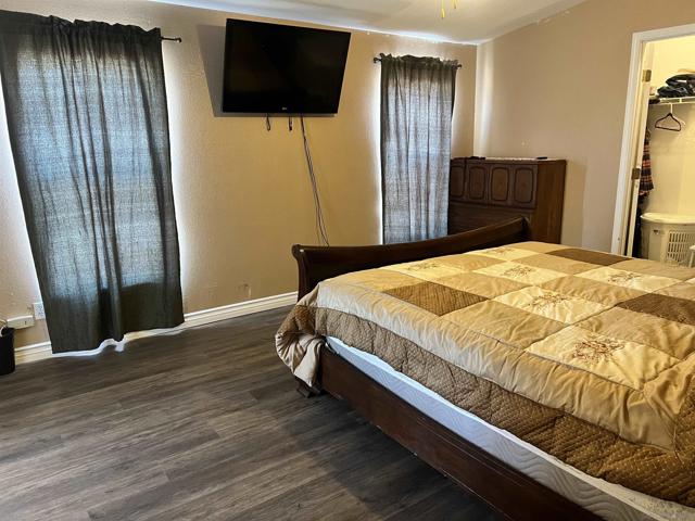 22545 El Centro Rd, Apple Valley CA: https://media.crmls.org/mediaz/cb346e46-40df-4b1c-82e9-849a508e959d.jpg