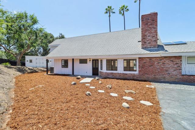 1797 99 Rabbit Hill, Fallbrook CA: https://media.crmls.org/mediaz/cb347927-1852-44ed-9d69-8fa2261088c0.jpg