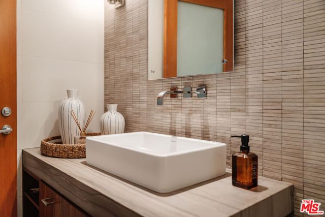 255 Main Street, Venice CA: https://media.crmls.org/mediaz/cb35d062-a5e1-4e68-a654-ef59e9855d03.jpg