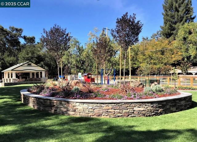 12 La Sonoma Ct, Alamo CA: https://media.crmls.org/mediaz/cb360f90-21c0-47ca-9b42-c8992fe5437e.jpg