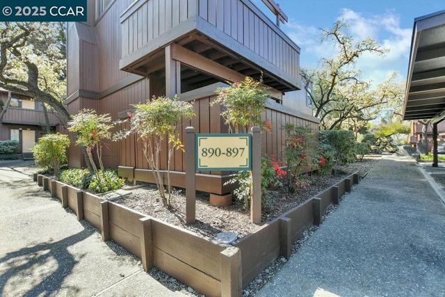 896 Camelback Place, Pleasant Hill CA: https://media.crmls.org/mediaz/cb36d109-ff64-4e61-a0fe-a8dbbe5204d5.jpg