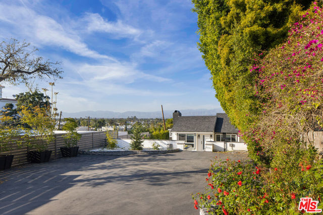 11775 Laurelwood Drive, Studio City CA: https://media.crmls.org/mediaz/cb36ec21-7103-4147-b4fc-87f6cf925a55.jpg