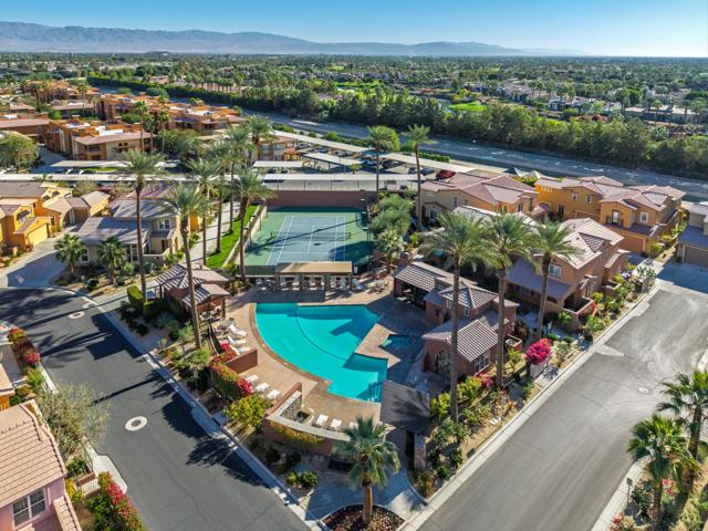 80049 Silver Sage Lane, La Quinta CA: https://media.crmls.org/mediaz/cb374d62-5d3c-4e9e-8a25-a08d59f65354.jpg