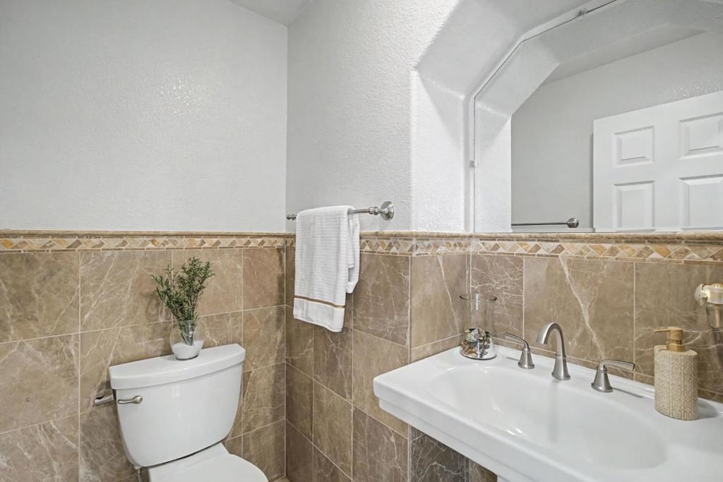 https://media.crmls.org/mediaz/cb39115b-40c8-4453-bc25-37c6d4ecaaf0.jpg?preset=X-Large