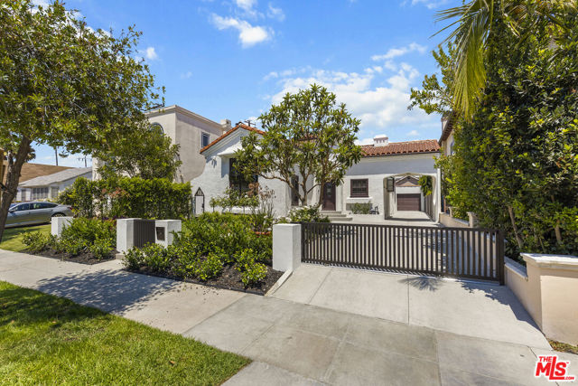 8607 Clifton Way, Beverly Hills CA: https://media.crmls.org/mediaz/cb39e936-86c2-4ebb-8043-ee64c5813ade.jpg