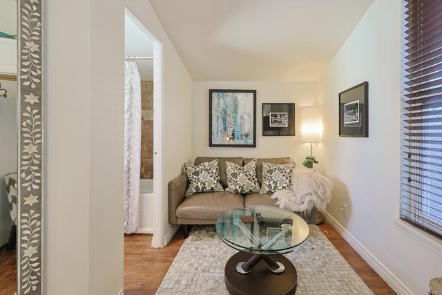 Detail Gallery Image 14 of 21 For 205 .5 C Ave, Coronado,  CA 92118 - 1 Beds | 1 Baths