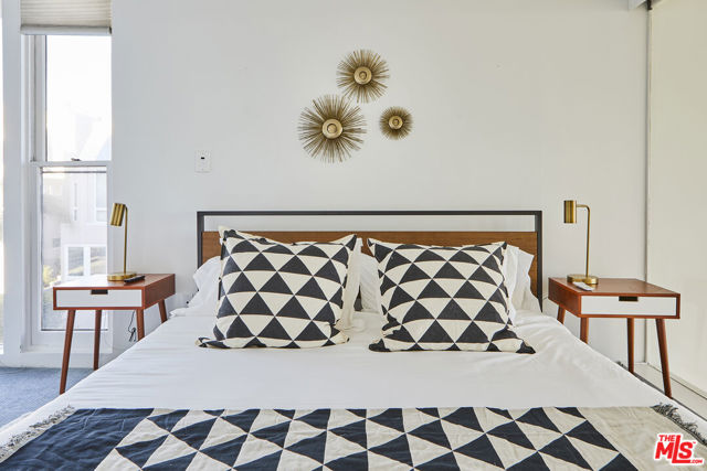 5515 Pacific Avenue, Marina del Rey CA: https://media.crmls.org/mediaz/cb3a74c7-33cc-4e3b-b147-2311b5f41511.jpg