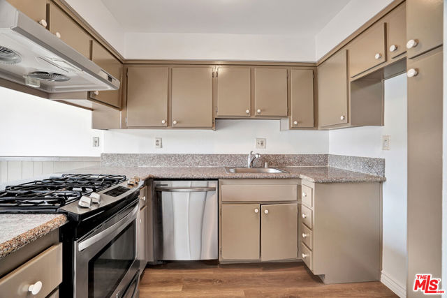 10065 De Soto Avenue, Chatsworth CA: https://media.crmls.org/mediaz/cb3a93d9-4400-4907-a76a-402c49c6293f.jpg