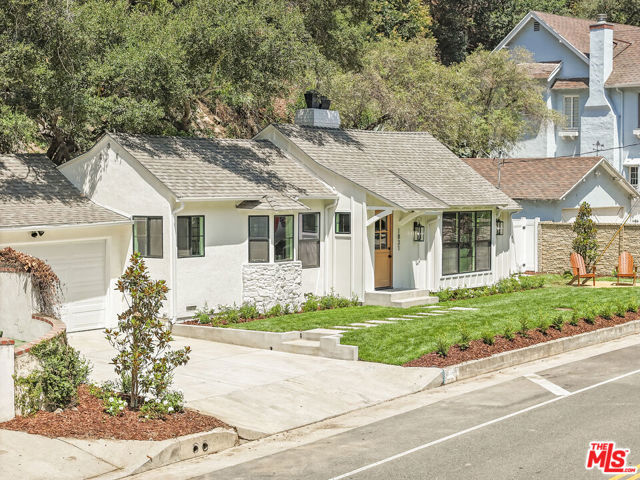1831 Benedict Canyon Drive, Beverly Hills CA: https://media.crmls.org/mediaz/cb3ba4ba-ad8f-432a-bc71-0f3401aebc6a.jpg