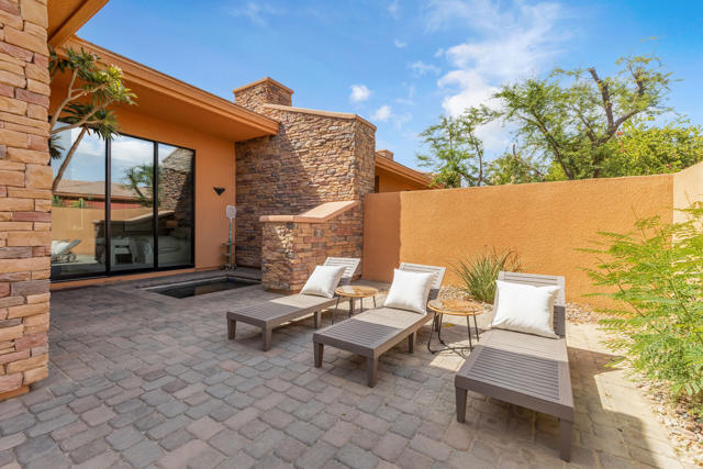 50050 Camino Privado, La Quinta CA: https://media.crmls.org/mediaz/cb3c2385-2f00-49cb-88f6-bad3ac0252e4.jpg