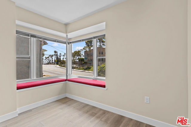 5317 Angeles Vista Boulevard, View Park CA: https://media.crmls.org/mediaz/cb3d7ff2-6167-4396-9ad8-16a8bf64d141.jpg