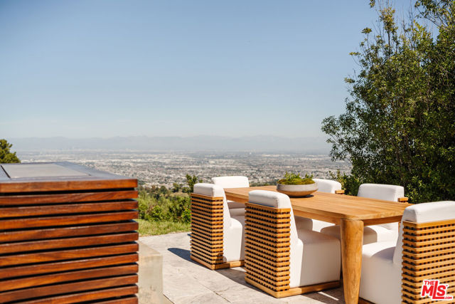 4 Buckboard Lane, Rolling Hills CA: https://media.crmls.org/mediaz/cb3d9a4c-584e-44da-a371-43cd7ef422a4.jpg