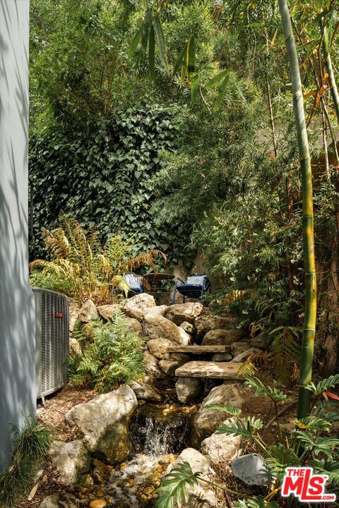 11372 Brill Drive, Studio City CA: https://media.crmls.org/mediaz/cb3dcbfc-4460-4b88-95ad-8330041c6927.jpg