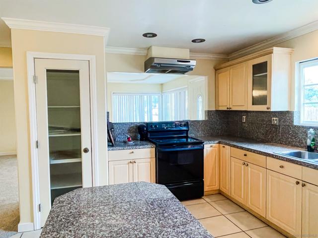 765 Elkwood Ave, Imperial Beach CA: https://media.crmls.org/mediaz/cb3fc4cf-e21b-46d0-83b0-5cd47d901b14.jpg