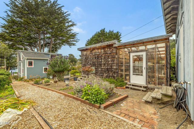 3781 N Highway 1, Albion CA: https://media.crmls.org/mediaz/cb40c9cb-b652-4e44-b542-809c1f0cceab.jpg