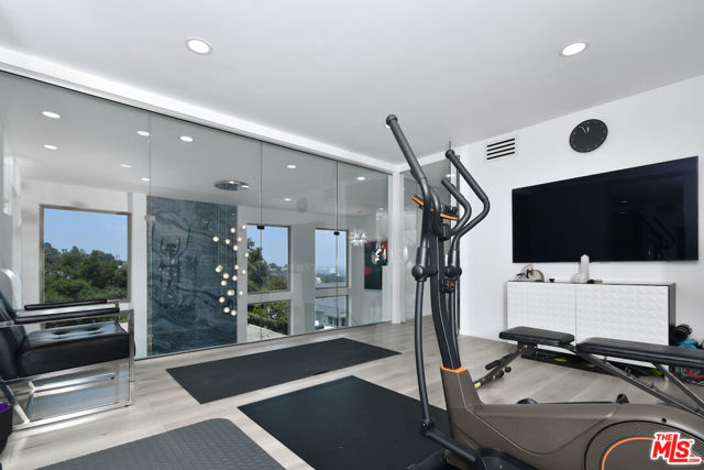 3539 Alana Drive, Sherman Oaks CA: https://media.crmls.org/mediaz/cb4153bc-17c7-4da6-b9c3-dcef5fae1cfd.jpg