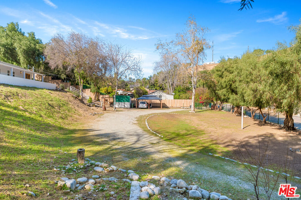https://media.crmls.org/mediaz/cb426c98-0658-4f9f-b2d7-e1b806259381.jpg?preset=X-Large
