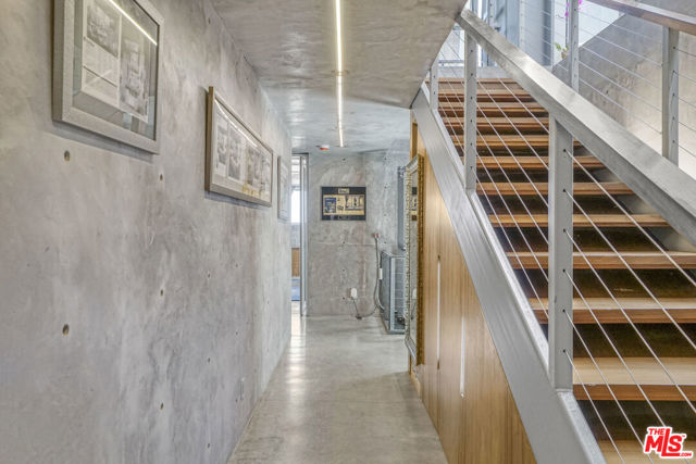 2911 Ocean Front Walk, Venice CA: https://media.crmls.org/mediaz/cb43433e-d077-4e0d-8477-38f232fc267a.jpg