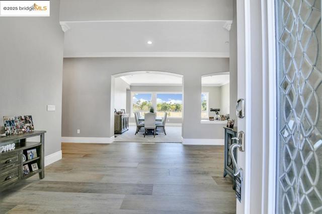 430 Ellisa Ln, Brentwood CA: https://media.crmls.org/mediaz/cb44aac1-a4b3-4dda-81ae-08c2c77628ce.jpg