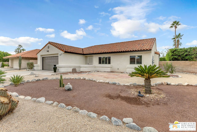 1425 E Luna Way, Palm Springs CA: https://media.crmls.org/mediaz/cb479034-461d-4e0d-83cd-e25693ea7abc.jpg