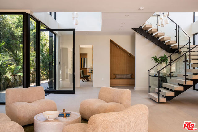 2457 Glyndon Avenue, Venice CA: https://media.crmls.org/mediaz/cb47c31f-89a3-485e-b999-693f67bdcf1c.jpg