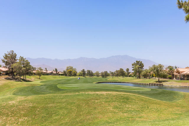 27 Oak Tree Drive, Rancho Mirage CA: https://media.crmls.org/mediaz/cb488d3f-effb-417f-a3dd-8ed36ecc6bed.jpg