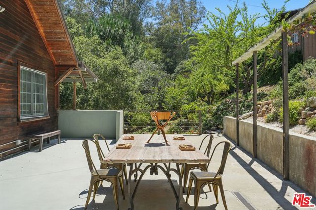 1527 Bainum Drive, Topanga CA: https://media.crmls.org/mediaz/cb48eea2-c46e-4db9-b693-3e0754c84aee.jpg