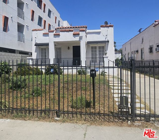 1034 N Kenmore Avenue, Los Angeles CA: https://media.crmls.org/mediaz/cb492ec5-2d0b-4945-86a4-70a24b6f8531.jpg
