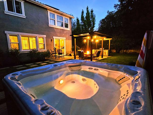 320 Oaks Bridge Pl, Pleasanton CA: https://media.crmls.org/mediaz/cb4998f9-94ad-458d-b5d4-afd5727d52f3.jpg