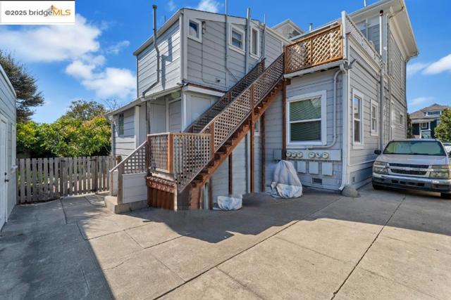 487 43Rd St, Oakland CA: https://media.crmls.org/mediaz/cb49a445-4250-4cb7-80b8-6b595e25a153.jpg