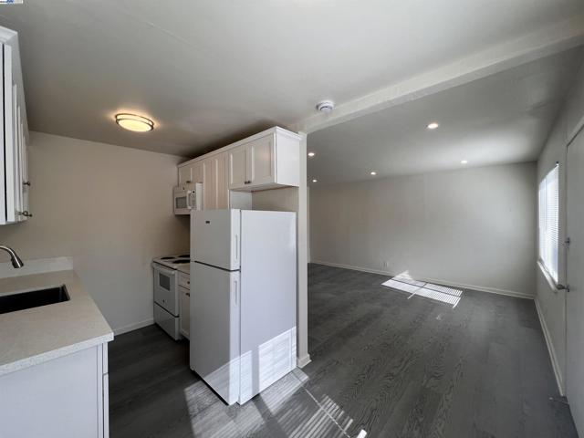 2119 94Th Ave, Oakland CA: https://media.crmls.org/mediaz/cb49db54-bbe2-471c-8ff8-0acbddecfae7.jpg