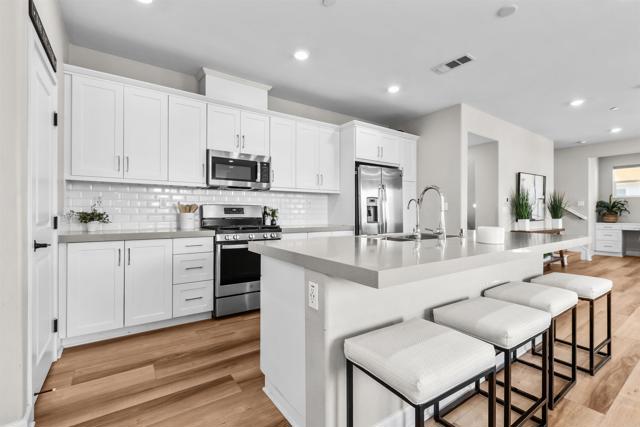 Detail Gallery Image 14 of 72 For 1856 Focus Dr, Chula Vista,  CA 91915 - 4 Beds | 3/1 Baths