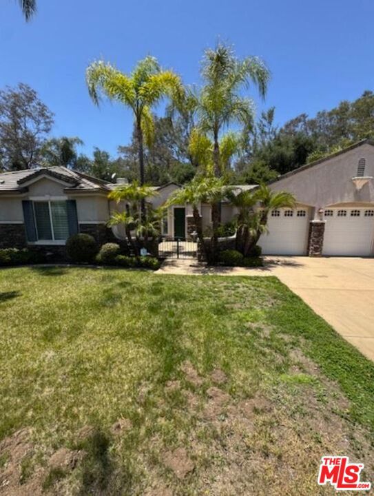 1808 Fallbrook Oaks Court, Fallbrook CA: https://media.crmls.org/mediaz/cb4ad7fa-992b-4aca-83d8-369cf919d24a.jpg