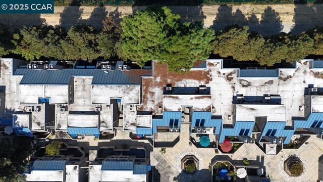 1063 Foxchase Dr, San Jose CA: https://media.crmls.org/mediaz/cb4c0090-4cf6-4c3d-b314-7f1052c9c06f.jpg