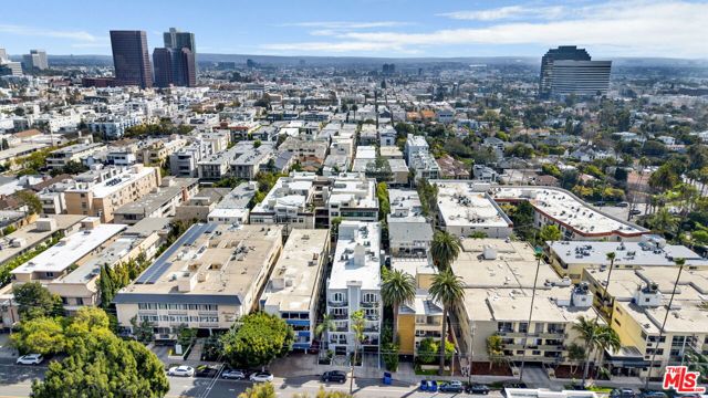 11952 Montana Avenue, Los Angeles CA: https://media.crmls.org/mediaz/cb4c0da5-8476-463a-9ef8-225e91282d59.jpg