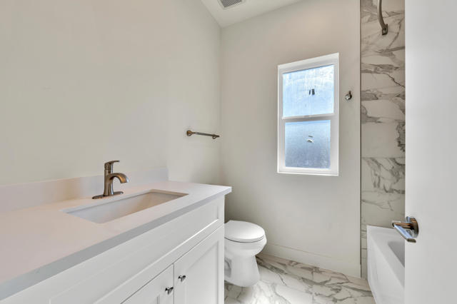 33912 Whispering Palms Trail, Cathedral City CA: https://media.crmls.org/mediaz/cb4c2779-7d31-4e7d-8c47-0690a89097ac.jpg