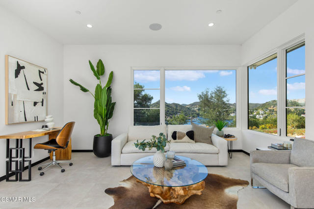 118 Giles Road, Lake Sherwood CA: https://media.crmls.org/mediaz/cb4ccfff-5166-4e4b-a686-4a2af7d28b4d.jpg
