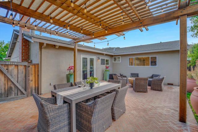 3644 Ashwood Drive, Pleasanton CA: https://media.crmls.org/mediaz/cb4dcc41-ea3e-45b0-b1db-c3fbfbcbf2b1.jpg