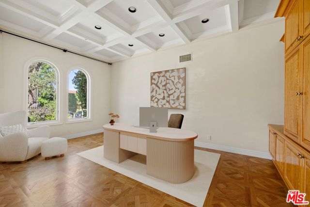 625 Foothill Road, Beverly Hills CA: https://media.crmls.org/mediaz/cb4e4442-113f-4f36-96d4-c417833088ba.jpg