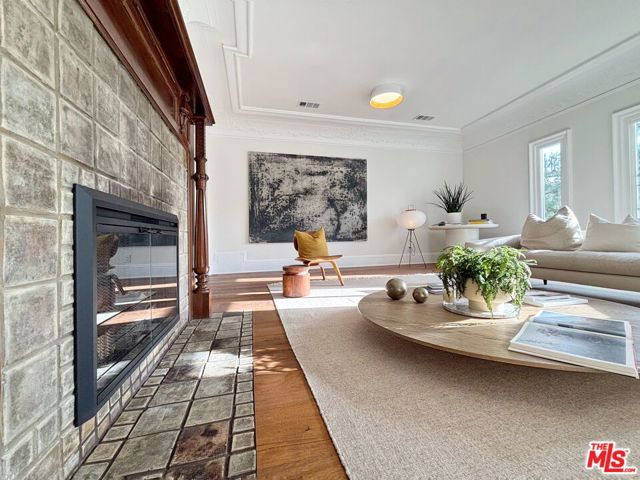 322 S Kingsley Drive, Los Angeles CA: https://media.crmls.org/mediaz/cb4f39a6-002d-448c-a4e4-72f4f9733cb9.jpg