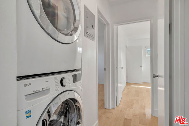 119 Paloma Avenue, Venice CA: https://media.crmls.org/mediaz/cb4f90d6-39ac-49ae-84d5-fe3b4534d120.jpg